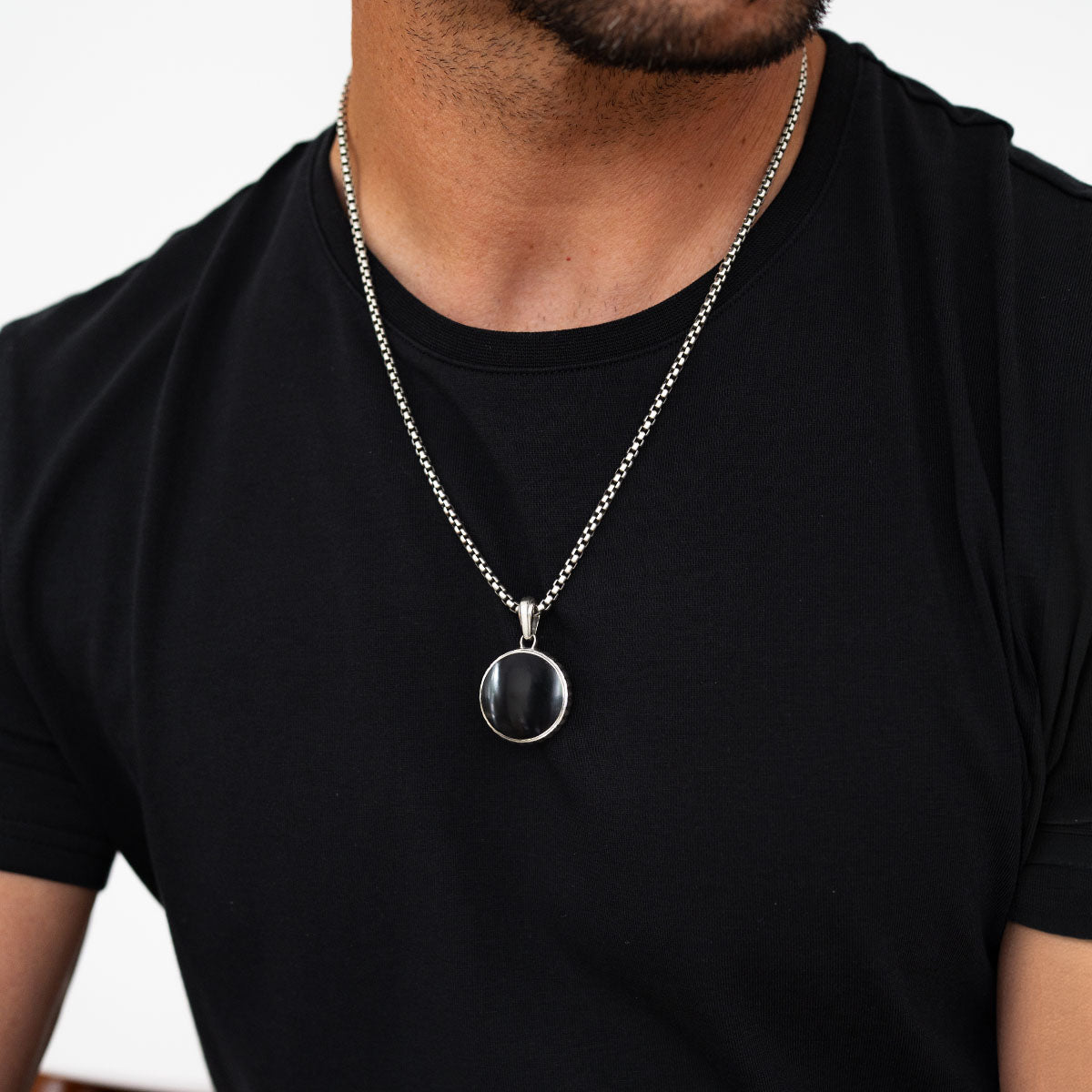 Safar – Anhänger aus Sterlingsilber mit Onyx in Kompassform – NineTwoFive
