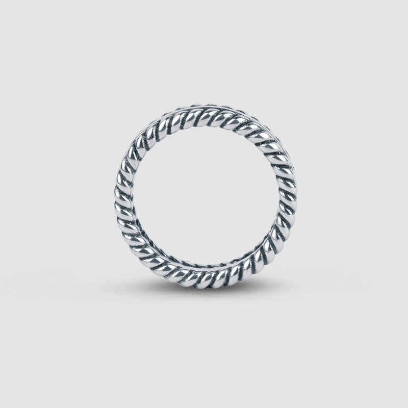 Die vertikale Ansicht zeigt das geflochtene Design des Zahir Federrings aus Sterling Silber von Ninetwofive.