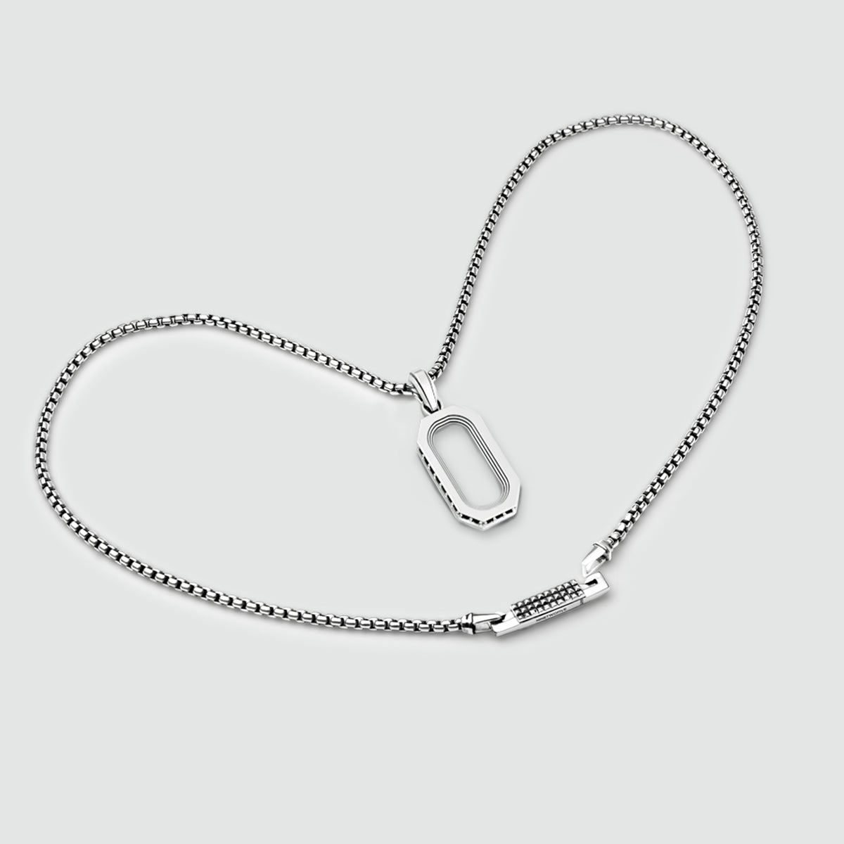 Pendentif en argent Durwas avec chaîne en argent massif sur fond blanc