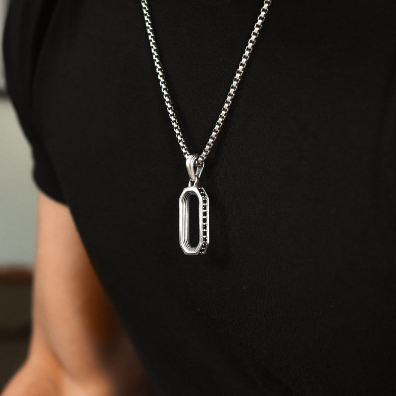 Vue de profil du mannequin portant le pendentif en argent pour homme « Durwās » – Ninetwofive