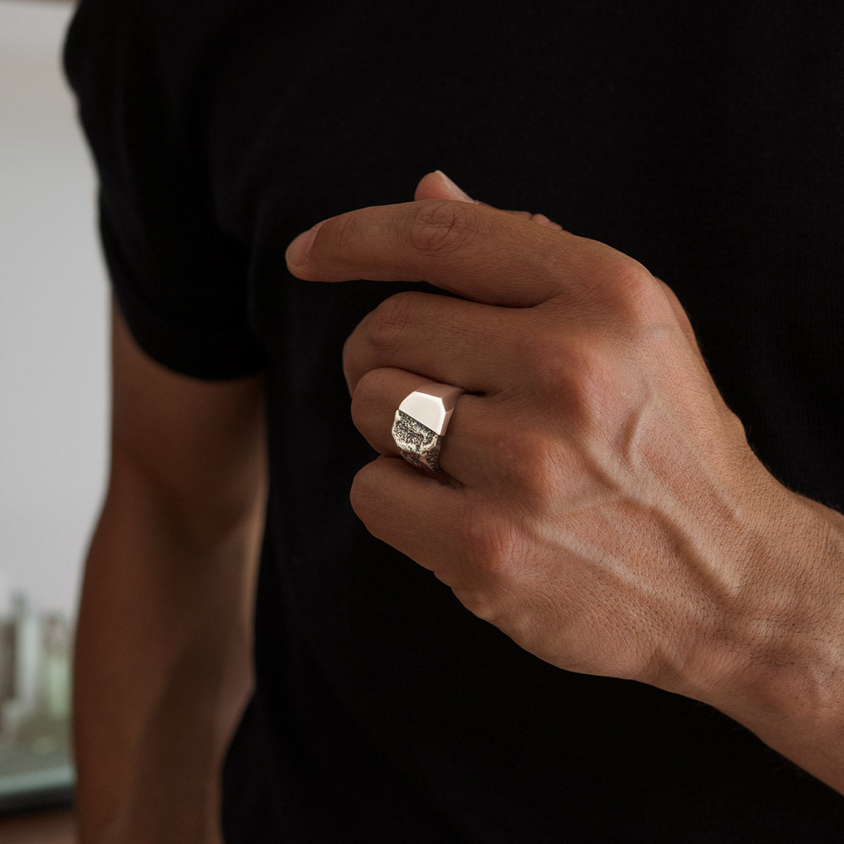 Modell trägt Tawasul-Silber-Siegelring am Ringfinger