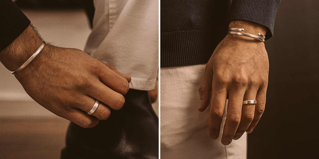 Een man draagt een zilveren ring.