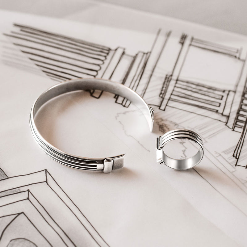 Mateen oxidierter Silber-Armreif und Herrenring von Ninetwofive, präsentiert auf Skizzenpapieren mit dem Originaldesign.