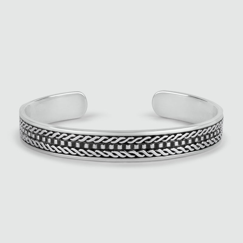 Close-up vooraanzicht van de Fariq geoxideerde 925 sterling zilveren armband, met de nadruk op het gevlochten design.