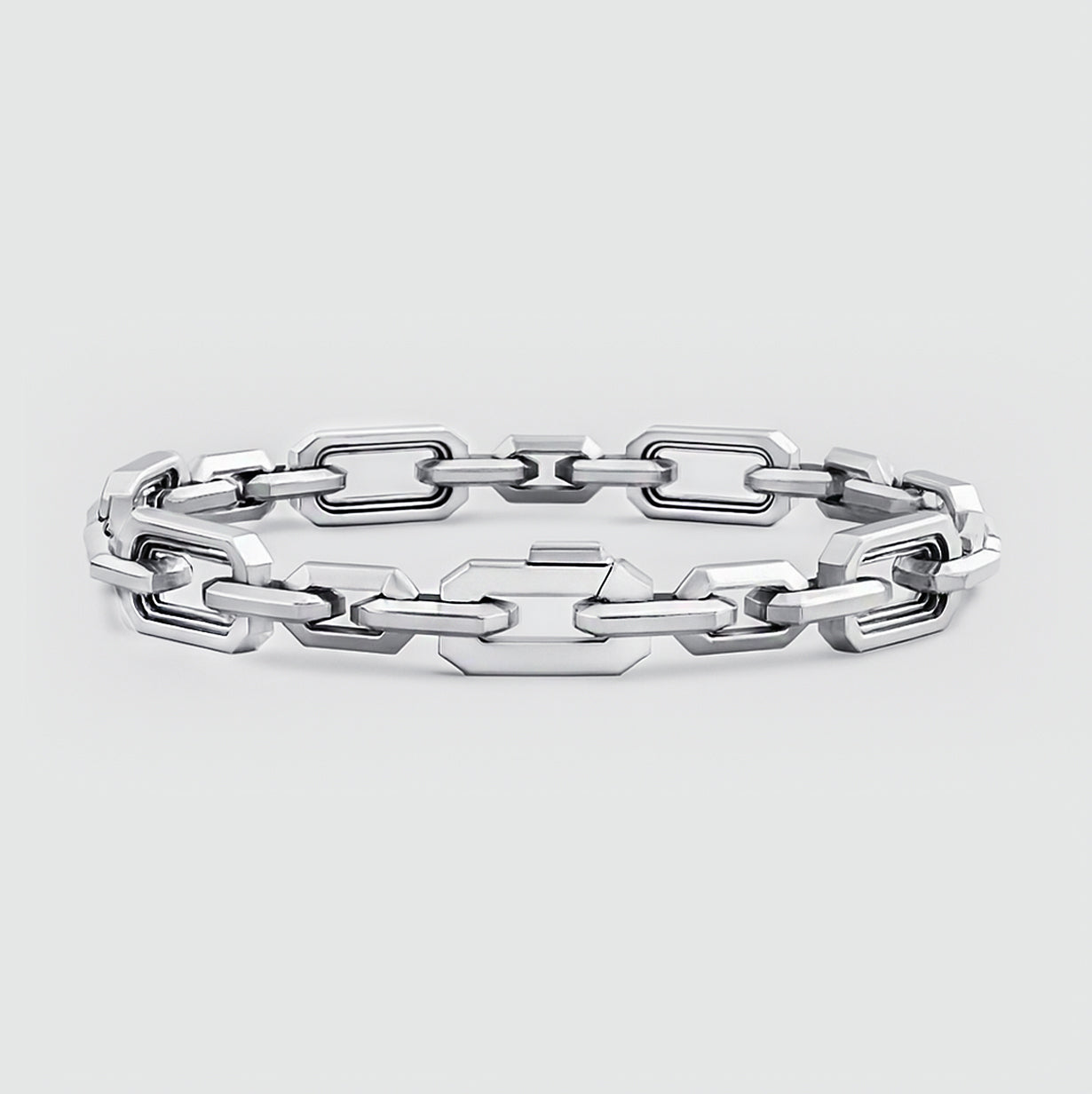 Vooraanzicht van de Aqdas sterling zilveren schakelarmband met het slotje. Ninetwofive
