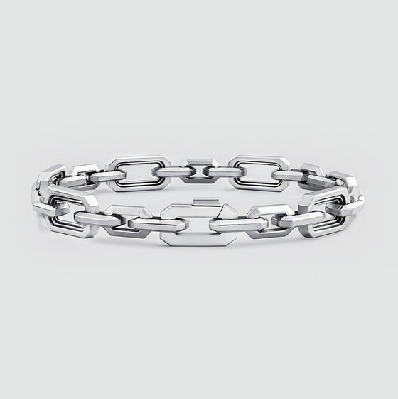 Vorderansicht des Aqdas-Armbands aus Sterlingsilber mit Kettengliedern, auf der das Verschlusselement zu sehen ist. Ninetwofive