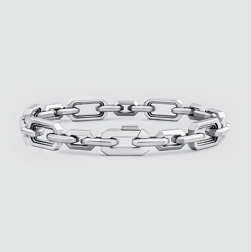 Vorderansicht des Aqdas-Armbands aus Sterlingsilber mit Kettengliedern, auf der das Verschlusselement zu sehen ist. Ninetwofive