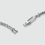 Bovenaanzicht van Ramsi sterling zilveren Byzantijnse armband voor mannen. Ninetwofive