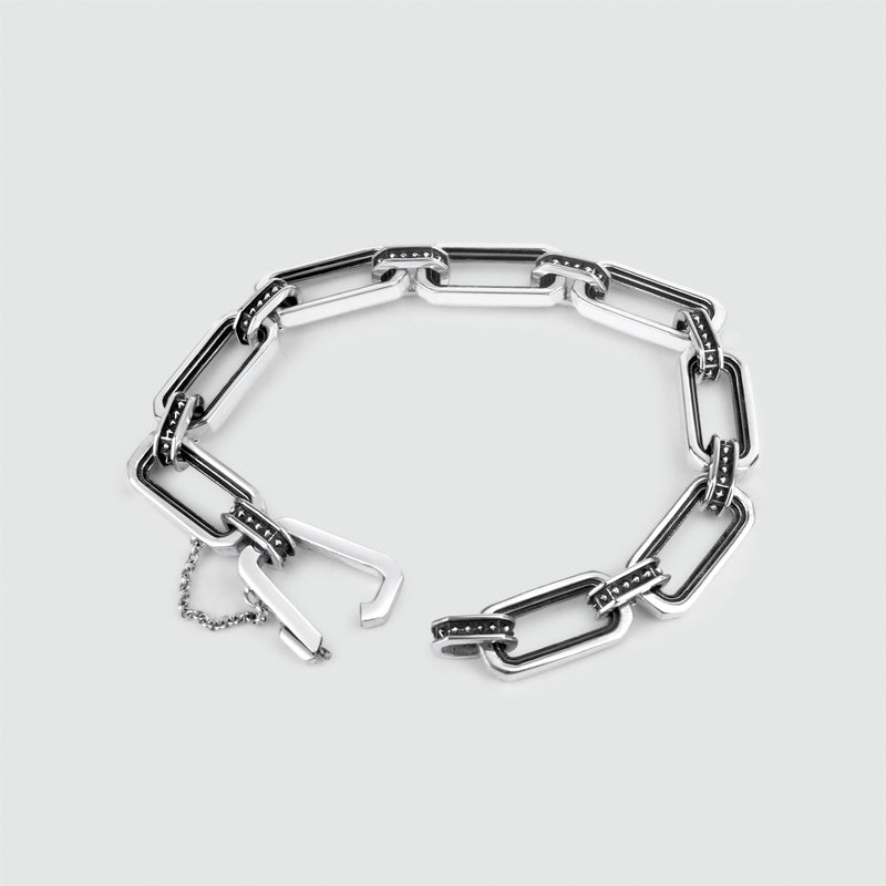 Bovenaanzicht van de Aqwas-armband voor heren van 925 sterlingzilver met zwarte steentjes op een witte achtergrond.