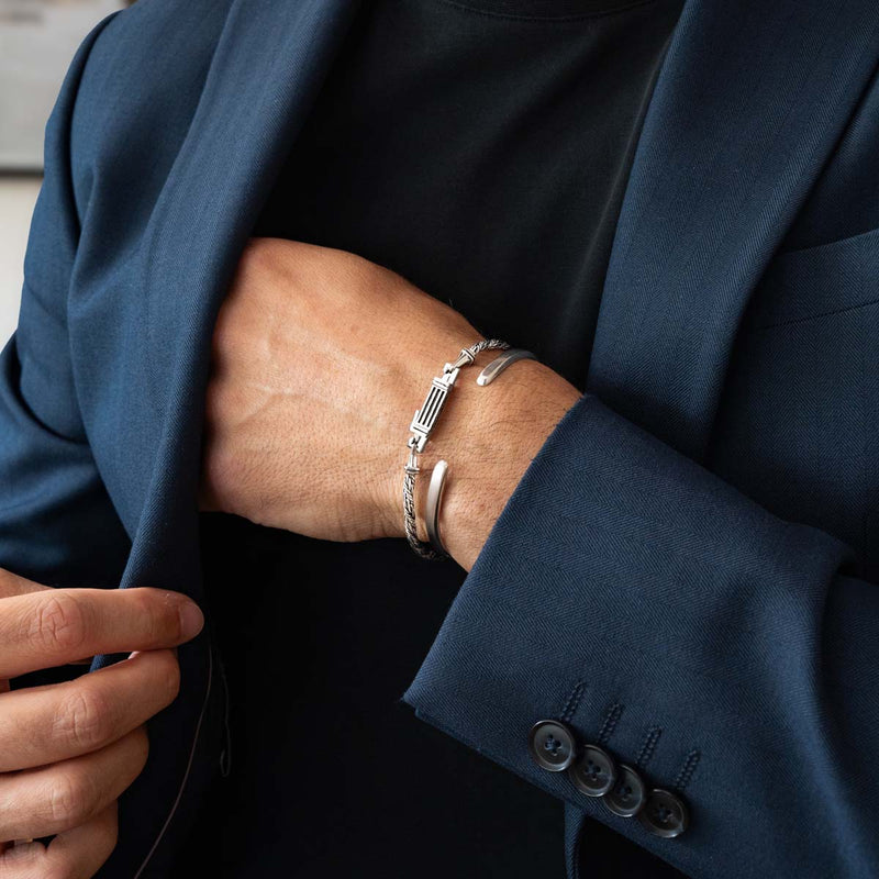 Model mit einem Herrenarmband und einem Manschettenarmband aus Sterlingsilber der Marke Nadir aus Ninetwofive