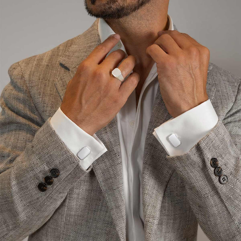 Mannequin portant les boutons de manchette homme Nayel en argent 925 et une bague homme de Ninetwofive.