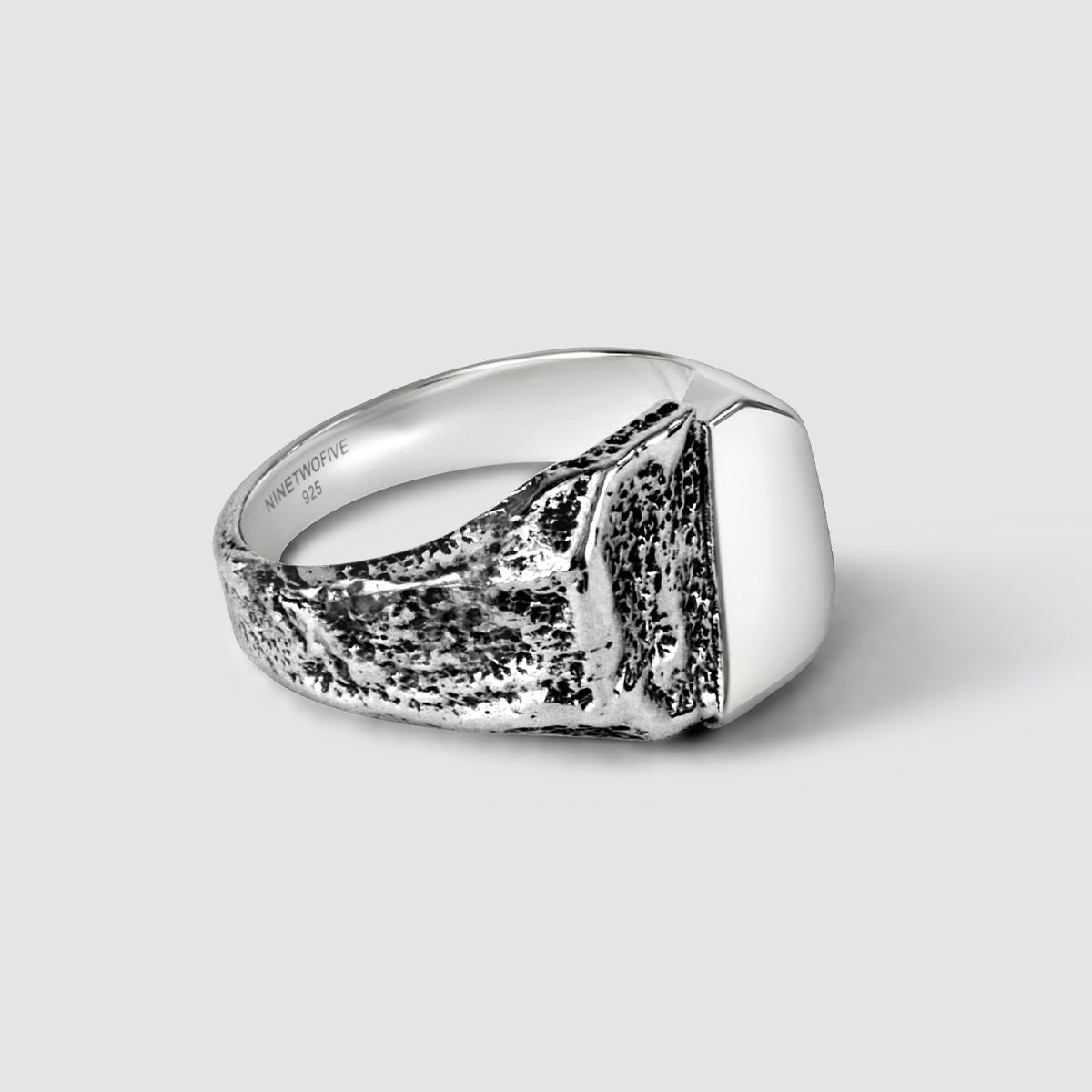 Seitlicher Ausschnitt eines Tawasul-Rings aus Sterlingsilber mit polierten und beschädigten Texturen