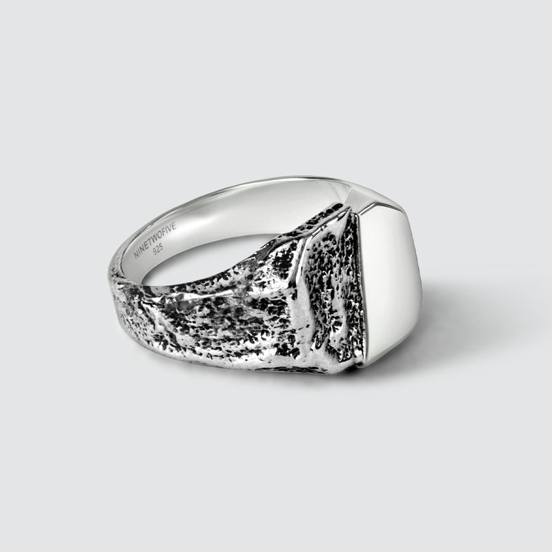 Zijaanzicht van een Tawasul-ring van sterlingzilver met gepolijste en beschadigde texturen