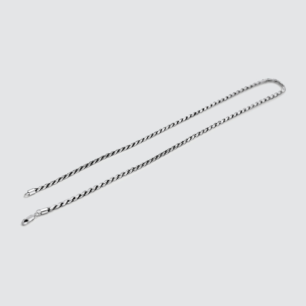 Een Munir - Sterling zilveren touw ketting 3mm op een witte achtergrond.