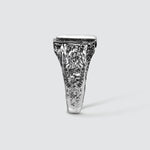 Detail der strukturierten, beschädigten Seite, die die Vergangenheit auf dem Tawasul-Ring symbolisiert