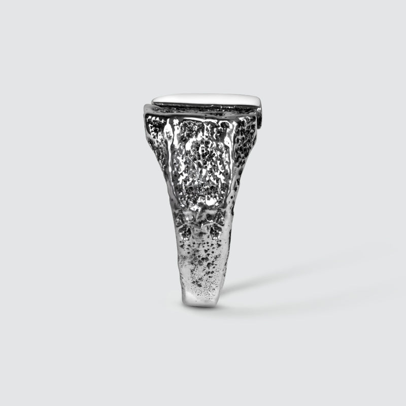 Detail van de beschadigde, gestructureerde zijkant die het verleden symboliseert op de Tawasul-ring