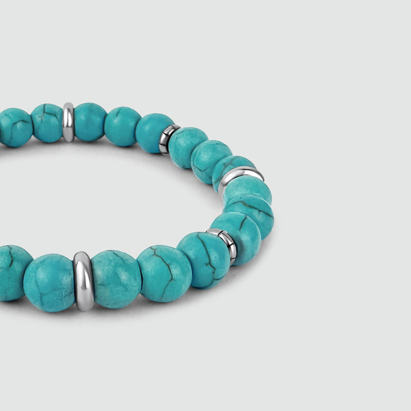 Close-up van de Nuri heren armband, met de nadruk op de gedetailleerde turkoois stenen en gepolijste sterling zilveren kralen.