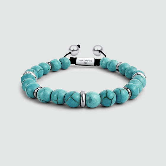 Vooraanzicht van de armband ‘Nuri’ met kralen van sterlingzilver en ‘turquoise’ van Ninetwofive op een witte achtergrond.