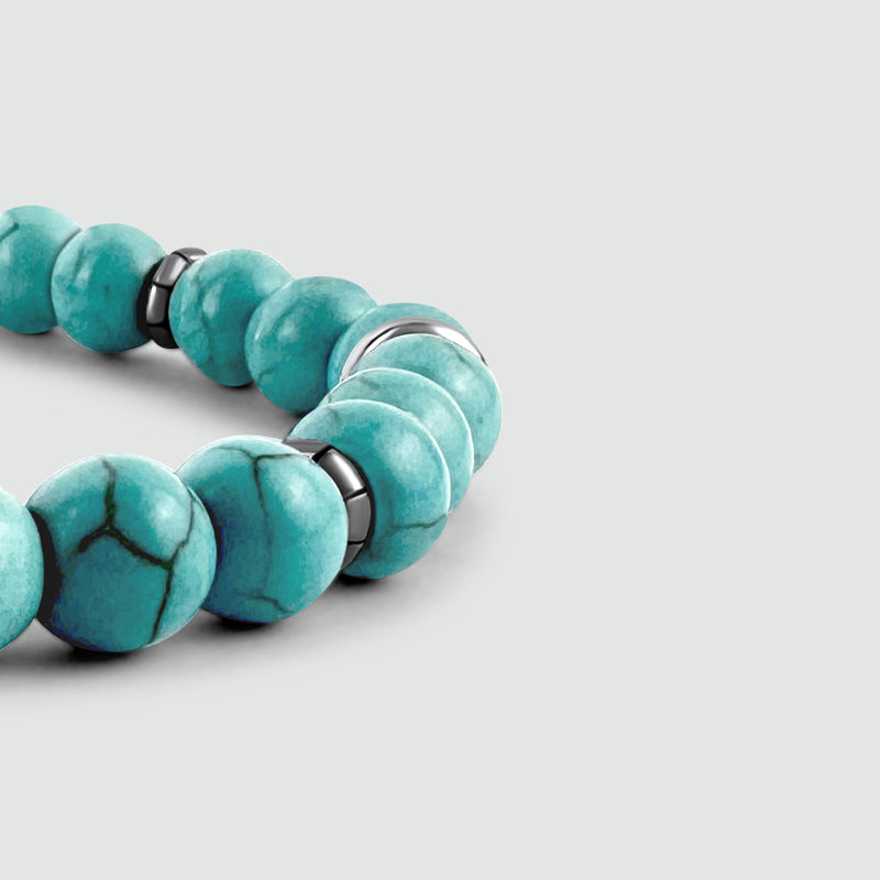 Close-up toont de Nuri heren kralenarmband met turkoois en sterling zilver.