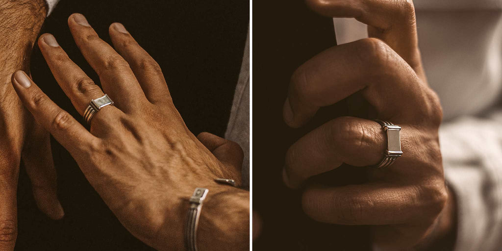 Twee foto's van een mannenhand met een ring eraan.