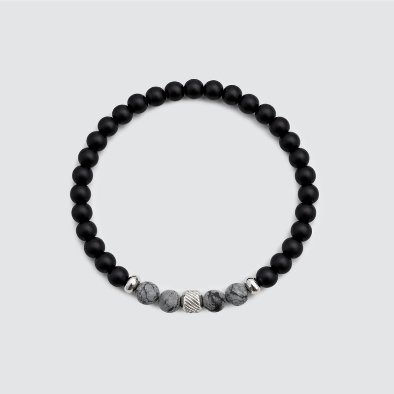 Perlenarmband für Herren zum Valentinstag mit geschnitztem schwarzem Achat und Schneestein von Ninetwofive.