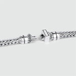 Ein Paar Mirza - Sterling Silber geflochtene Armbänder 7mm von NineTwoFive auf einem weißen Hintergrund, perfekt für Männer.