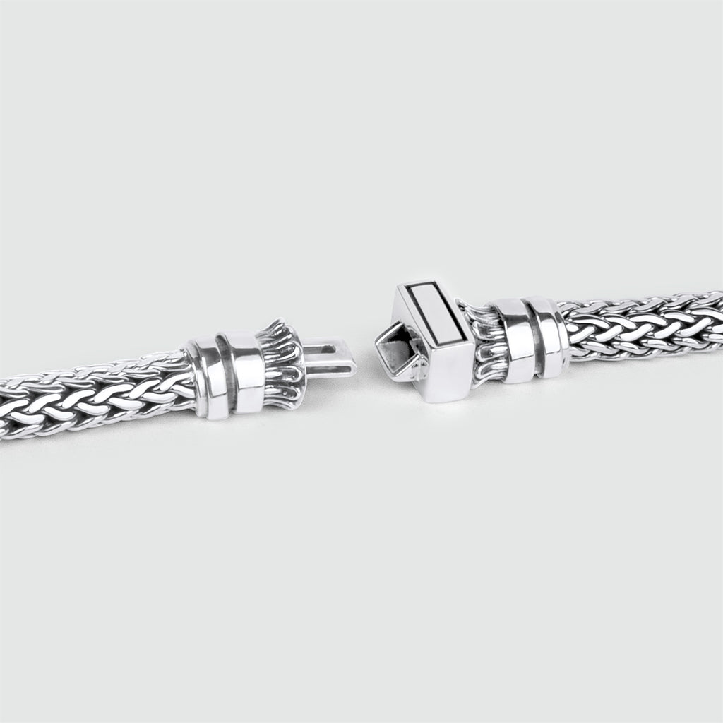 Une paire de Mirza - Bracelets tressés en argent sterling 7mm par NineTwoFive sur fond blanc, parfaits pour les hommes.