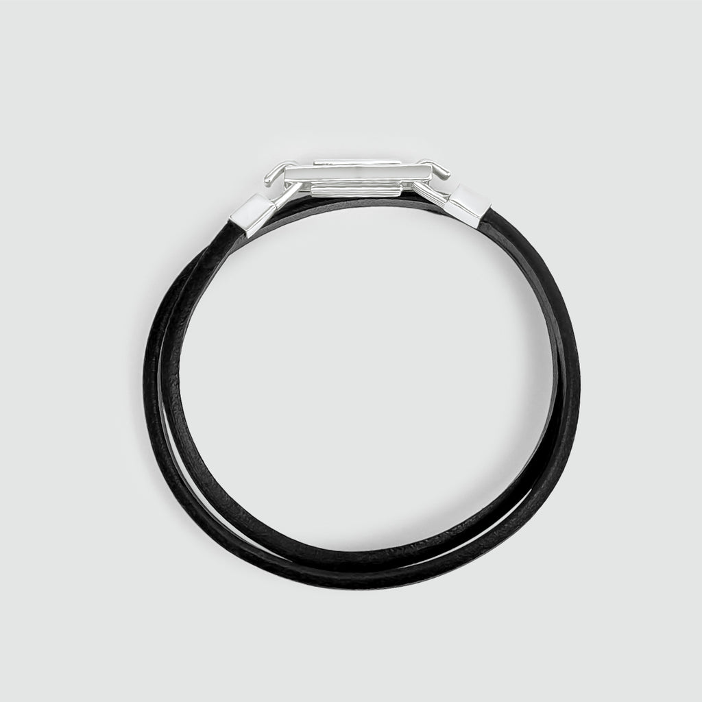 Rami - Bracelet en cuir noir véritable de 5 mm, parfait pour un accessoire masculin élégant, avec une boucle argentée.