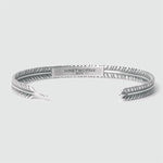 Une plume en argent fin personnalisée Zahir Jonc 6mm avec un motif gravé.