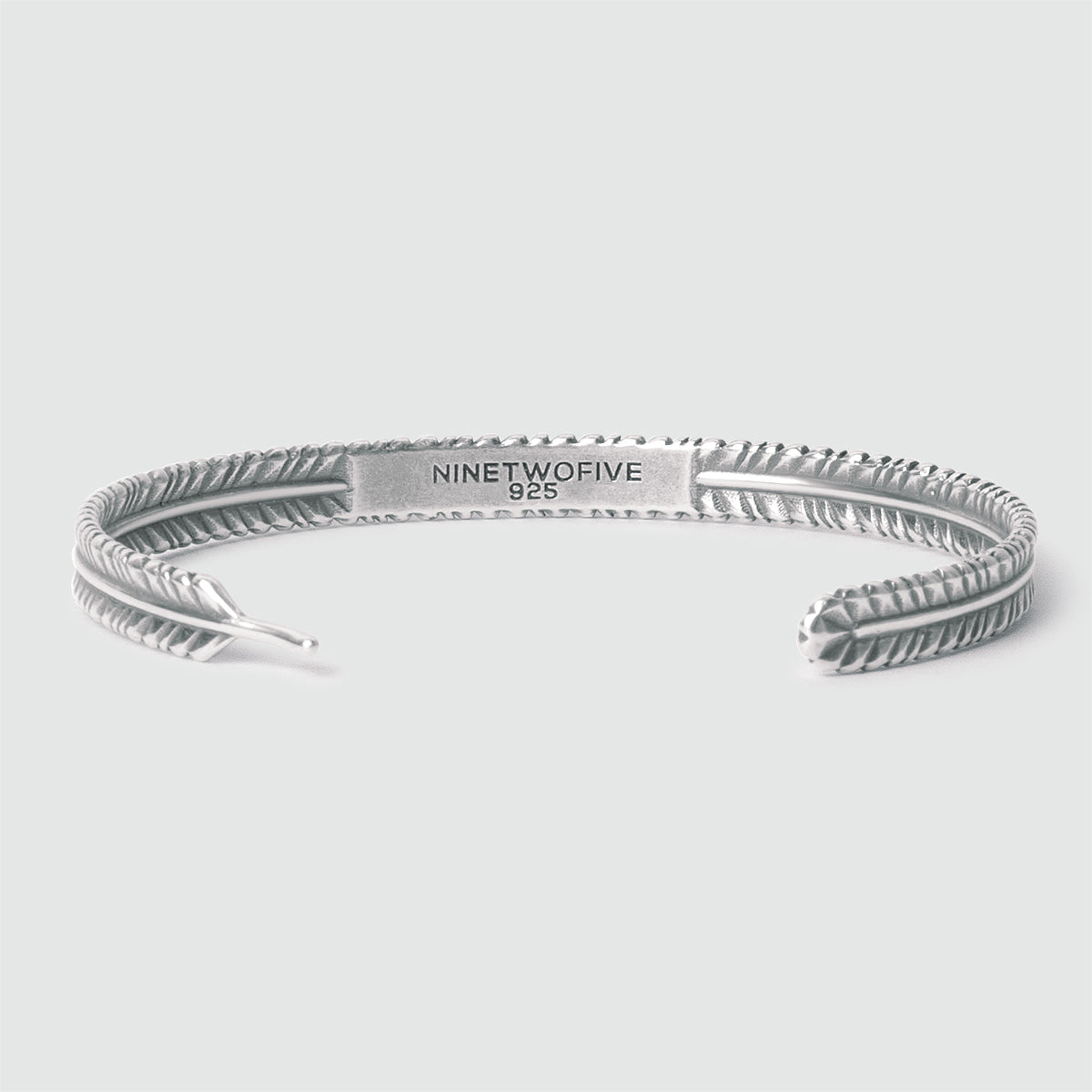 Une plume en argent fin personnalisée Zahir Jonc 6mm avec un motif gravé.