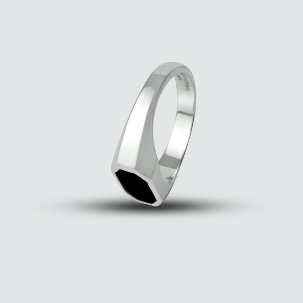 Aniq - Elegant Black Onyx Signet Ring 7mm avec une pierre noire.