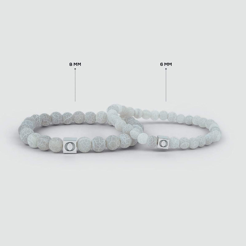 Twee beschikbare maten van de Ninetwofive Abyad witte kralenarmband voor heren worden naast elkaar getoond.