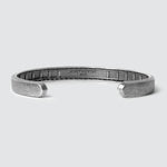 Description : Un Fudail - Argent brut brossé Jonc 8mm sur fond blanc, parfait pour les hommes.