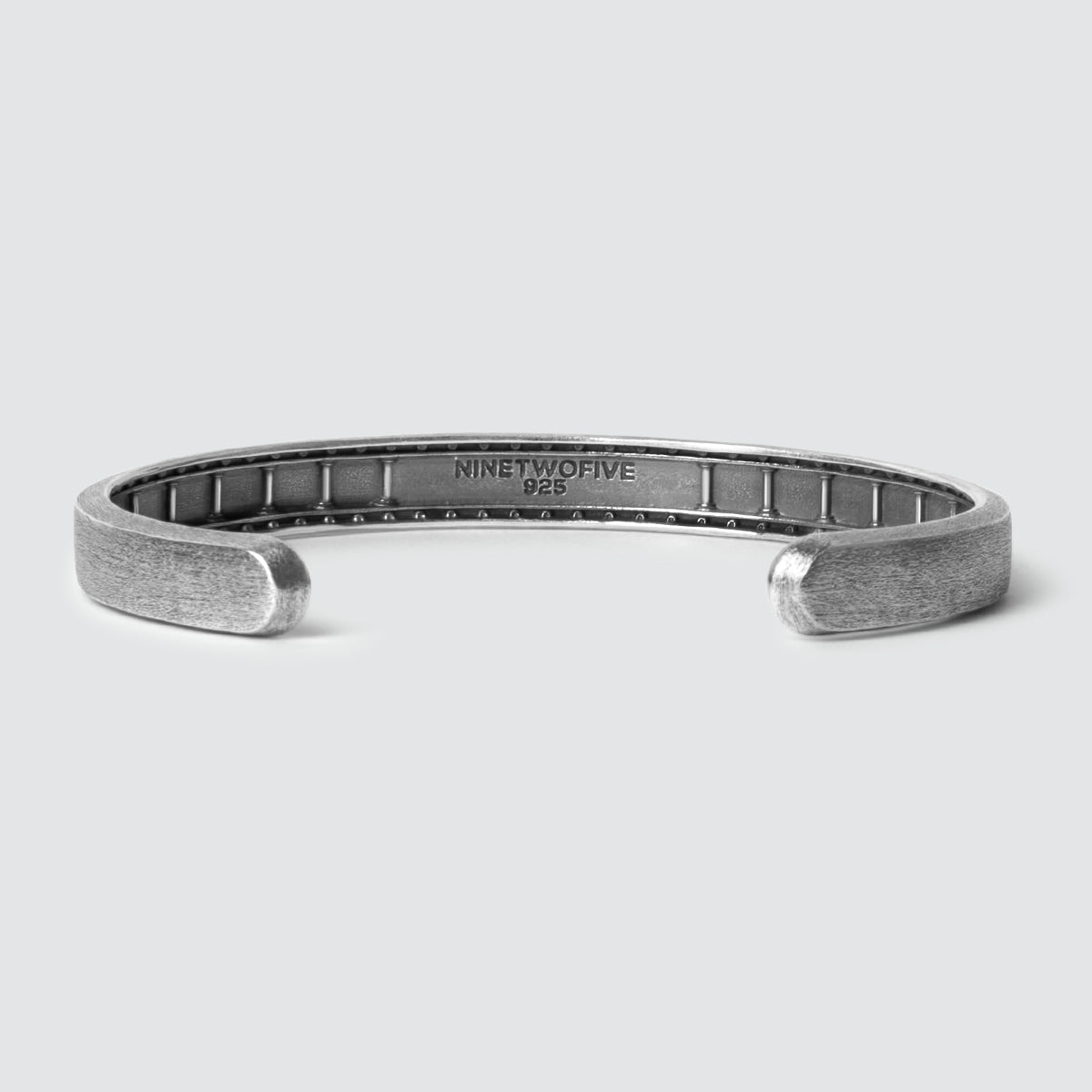 Description : Un Fudail - Argent brut brossé Jonc 8mm sur fond blanc, parfait pour les hommes.