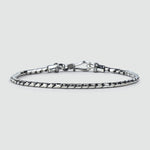 Eine NineTwoFive Herren Emir -Sterling Silber Minimalist Armband 2,5 mm mit einem Verschluss auf einem weißen Hintergrund.