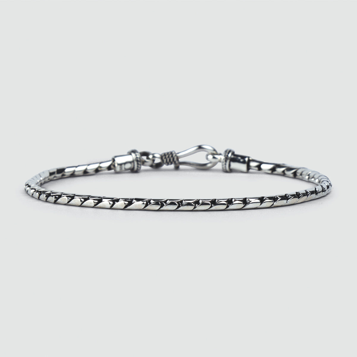 Eine NineTwoFive Herren Emir -Sterling Silber Minimalist Armband 2,5 mm mit einem Verschluss auf einem weißen Hintergrund.