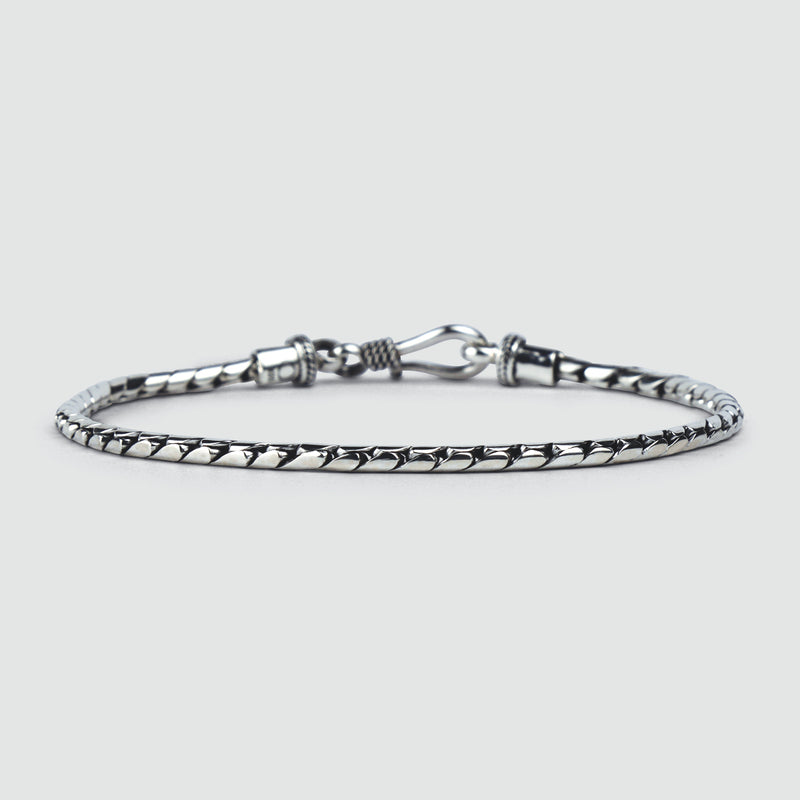 Een minimalistische heren armband van Ninetwofive Emir, vervaardigd uit sterlingzilver, met een sluiting op een witte achtergrond.