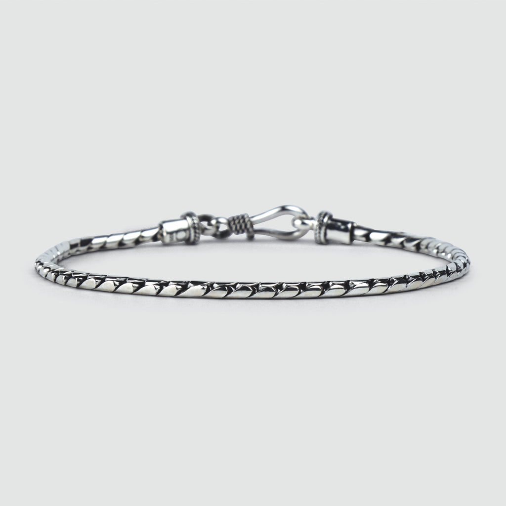 A NineTwoFive men's Emir -Sterling Silver Minimalist Bracelet 2.5mm with a clasp on a white background.