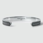 A Kaliq - Oxidiertes Sterling Silber Armreif 10mm mit einem schwarzen und weißen Muster, geeignet für Männer und kann personalisiert oder graviert werden.