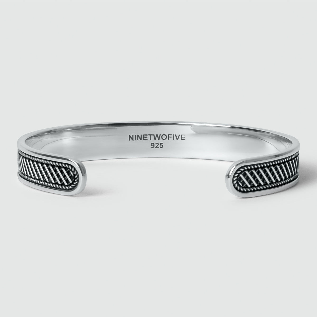 A Kaliq - Oxidiertes Sterling Silber Armreif 10mm mit einem schwarzen und weißen Muster, geeignet für Männer und kann personalisiert oder graviert werden.