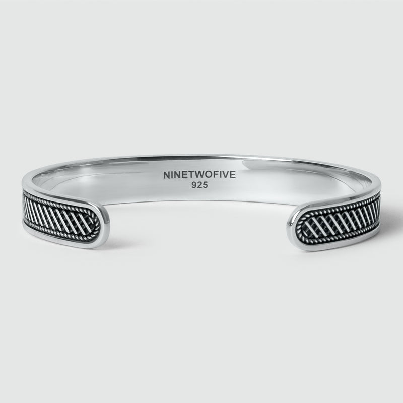 Een Kaliq-armband voor heren van geoxideerd sterlingzilver met een zwart-wit patroon, geschikt voor heren en te personaliseren of te graveren.