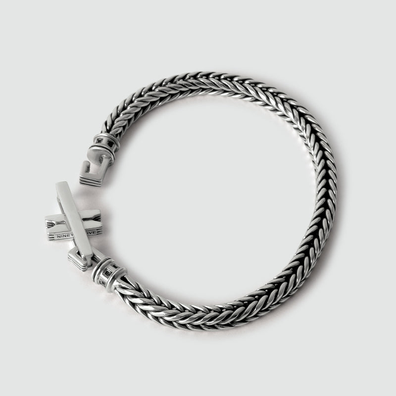 Bovenaanzicht van de Adam-heren armband van Ninetwofive met open zilveren sluiting.