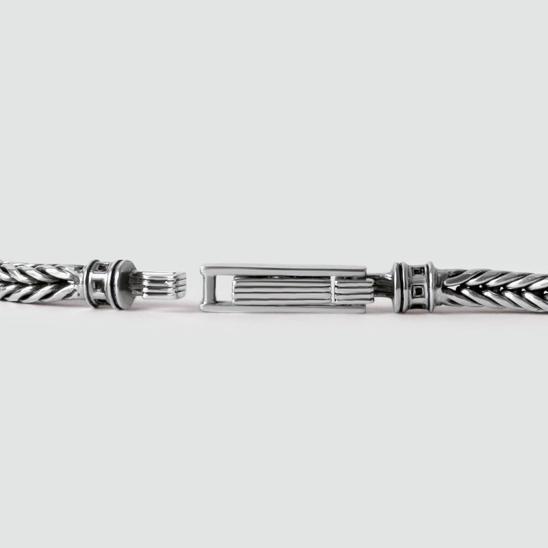 Een vooraanzicht van de Adam zilveren gevlochten heren armband van Ninetwofive, voorzien van een stevige sluiting.