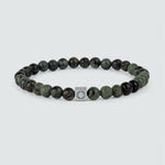 Een Ahgdar - Groene kralenarmband 6 mm met groene jade kralen en een zilveren sluiting.