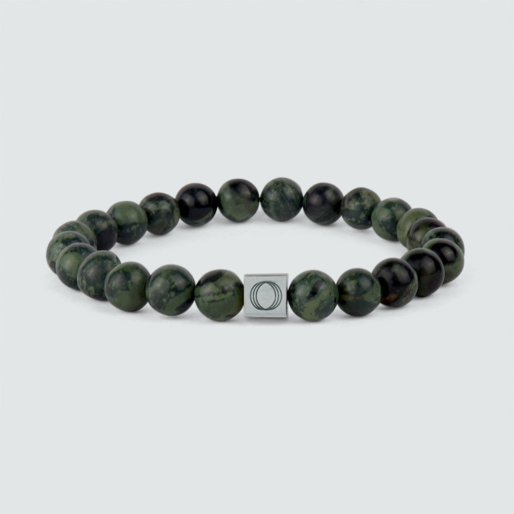Ahgdar - Bracelet de perles vertes de 8 mm avec une perle de jade vert et une breloque en argent, ornée d'une pierre d'altération.