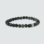 Een Ahgdar - Groene Kralen Armband 6mm met een zilveren sluiting.