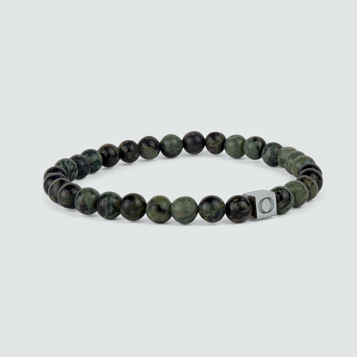 Een Ahgdar - Groene Kralen Armband 6mm met een zilveren sluiting.