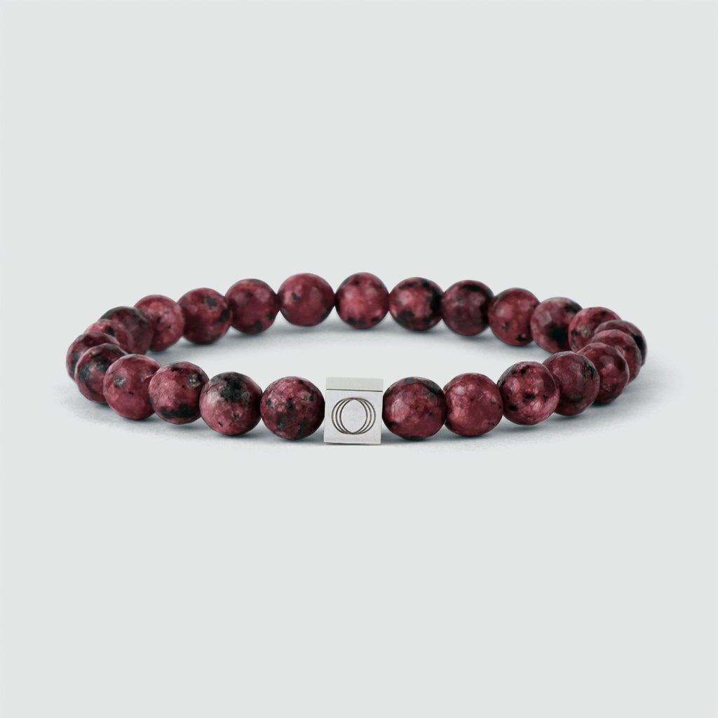 Le bracelet Ahmar - Red Beaded Bracelet 8mm avec des perles de jaspe rouge et un fermoir en argent, connu pour sa riche couleur rouge et sa durabilité.