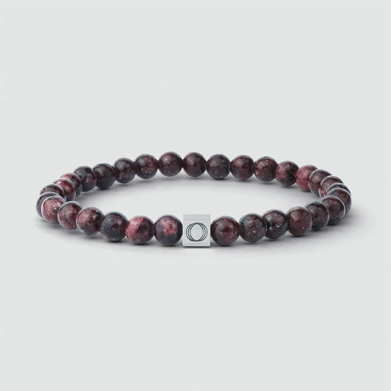 De ‘Ninetwofive’ Ahmar-armband voor heren, vervaardigd uit gepolijste rode jade-kralen, ontworpen als luxe armband.