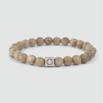 A Albij - Bracelet de perles beige 8mm avec une breloque argentée en pierre de jade.